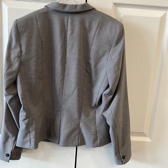 Grey blazer with one button closure. - Picture 5 of 5